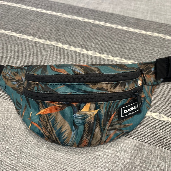 Dakine Floral Fanny Pack - Picture 1 of 7